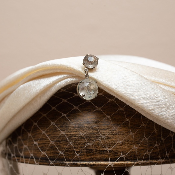 *SOLD* 💎Cream satin vintage 1950s fascinator hat with netting & Rhinestone Drop - Picture 4 of 12